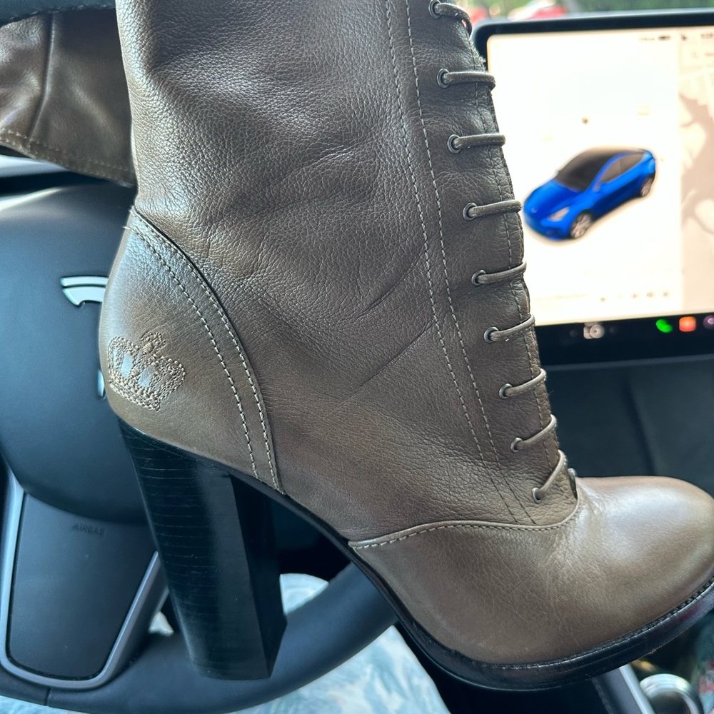 Juicy Couture $695 Over The Knee Leather Lace Up Boots 9M, worn once.